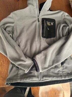 Mountain Hardwear Light Gray Waffle-Knit Hooded Jacket with Black Chest Pocket